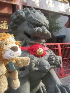 Lewis the Lion meets another lion outside the Buddhist Temple