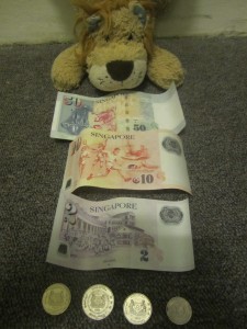 Lewis looks to see what's on the back of the Singapore notes?