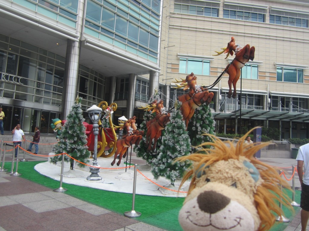 Lewis the Lion sees Santa's sleigh by the Petronas Towers