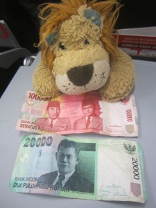 Lewis the Lion thinks that it looks like the Governor of South Sulawesi on the 100,000 rupiah note