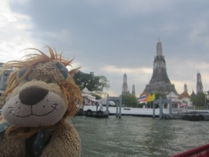 Lewis the Lion at Wat Arun (The Temple of Dawn)