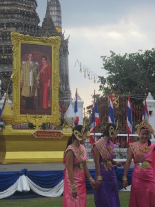 Some traditional Thai dancers outside the Temple of Dawn
