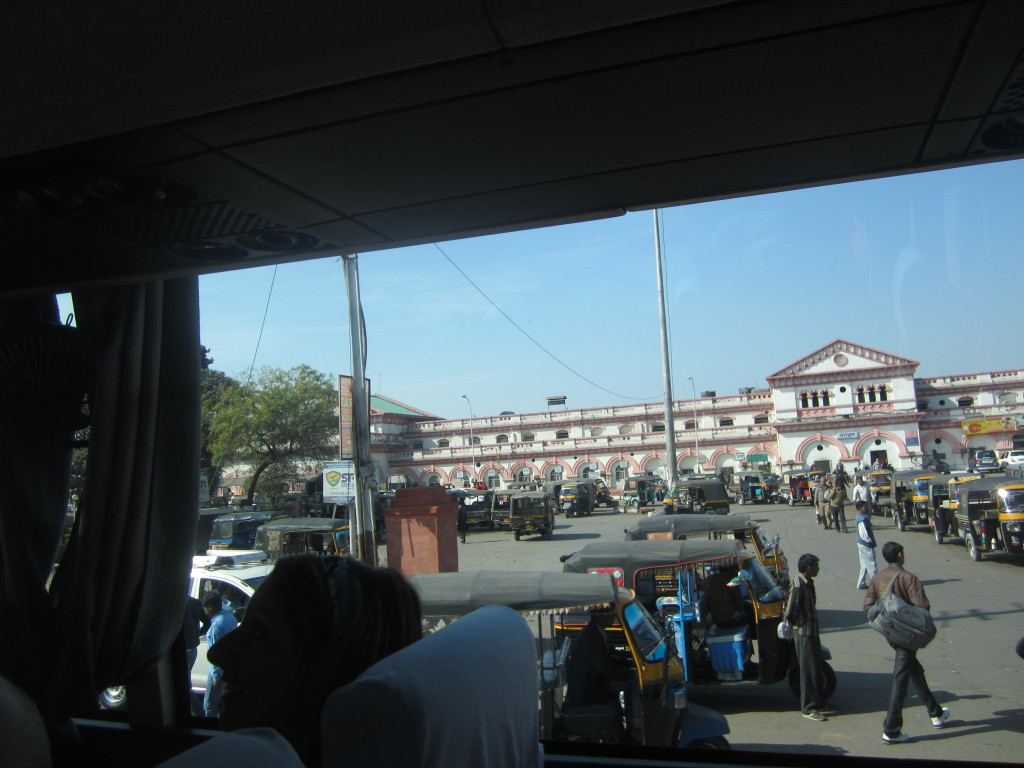 Jhansi Station - with the tuk-tuks waiting!